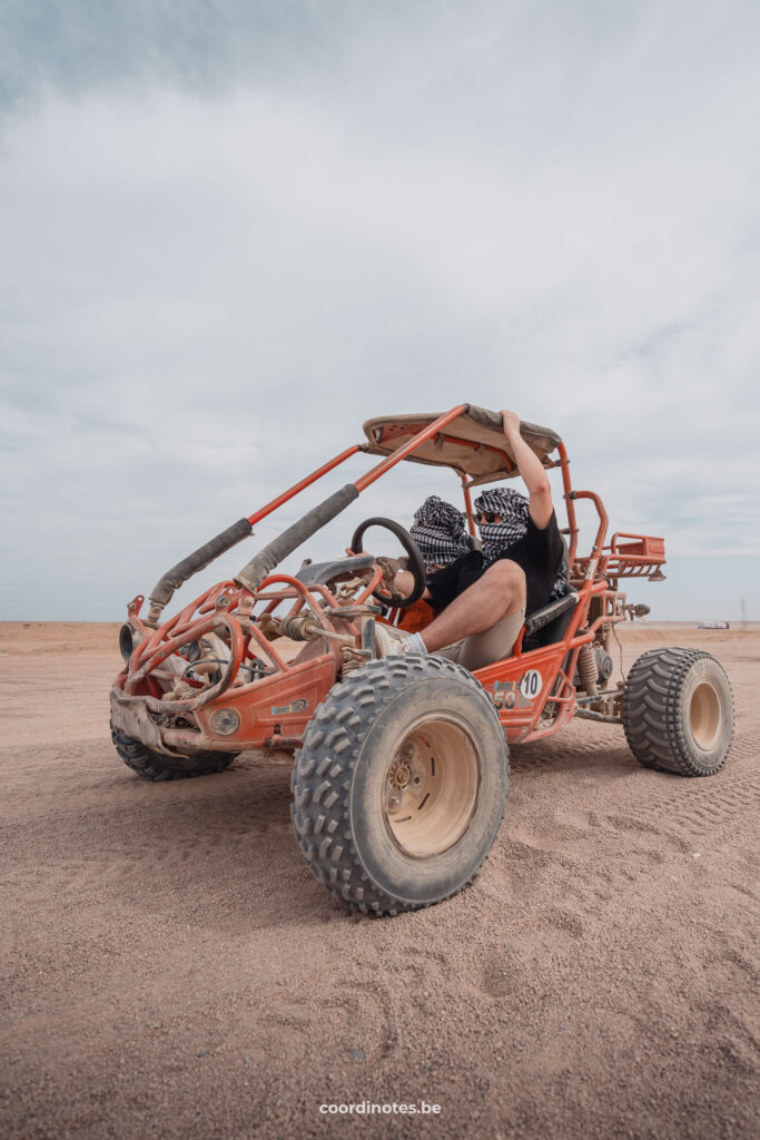 Wij samen in een rode buggy in de Sahara woestijn