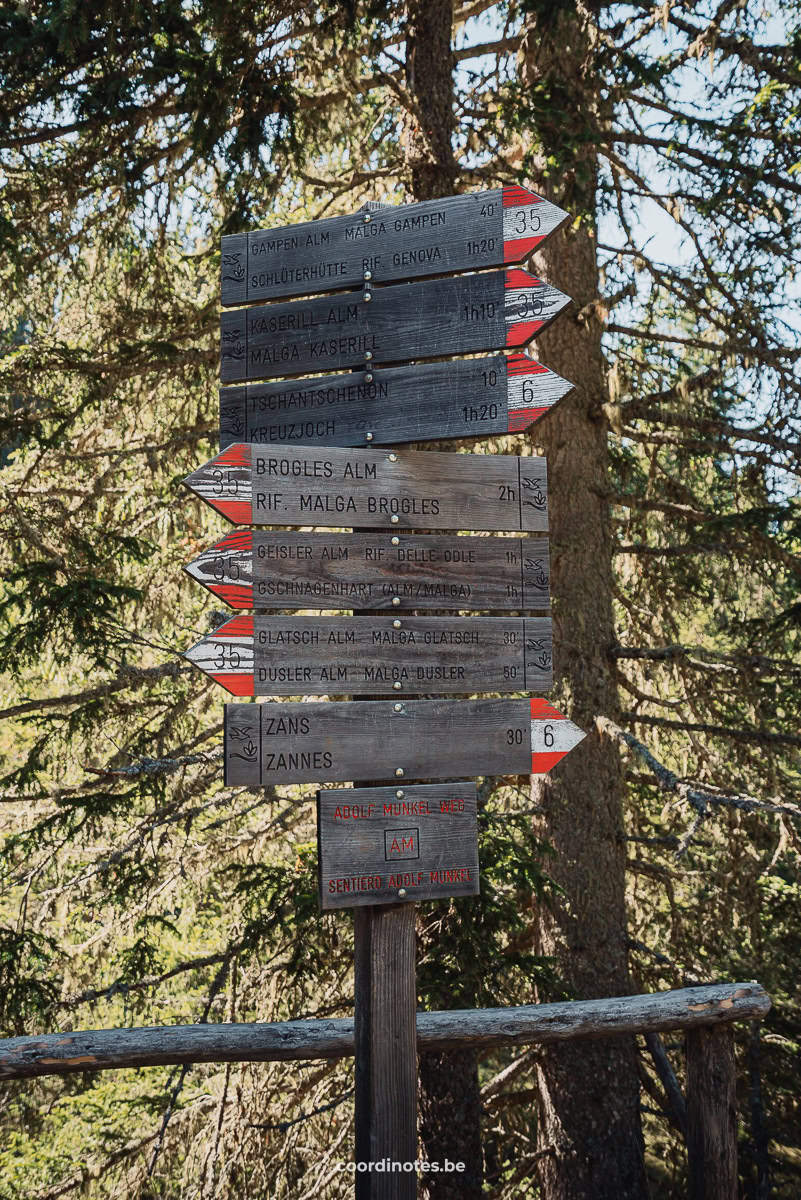 Signposts of different trails on the Adolf Munkel Weg