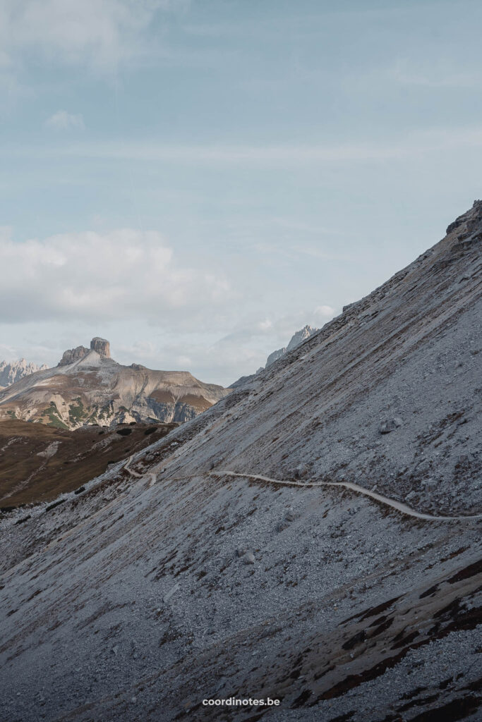 Het wandelpad langs de bergflank van Tre cime di Lavaredo Loop hike