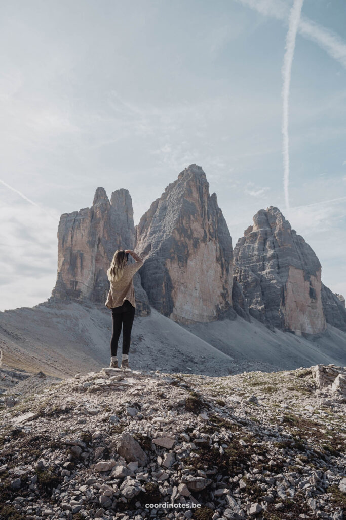 Sarah voor de drie bergpieken van Tre Cime di Lavaredo