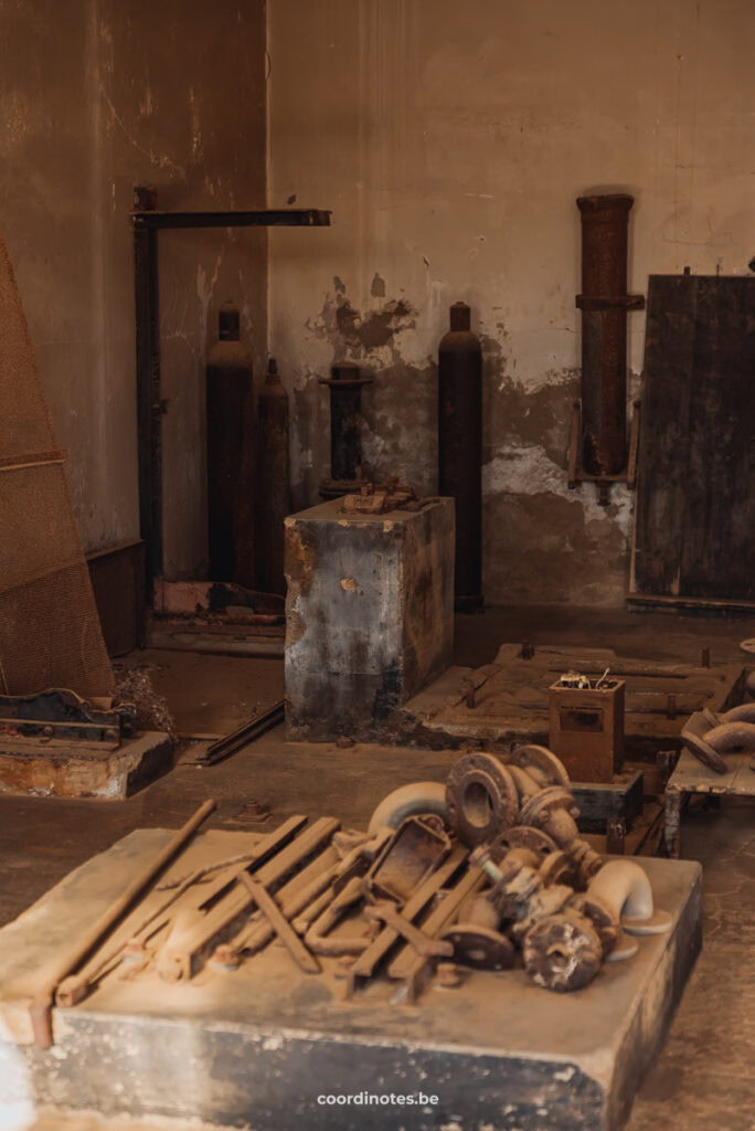 Een oude, verlaten werkplaats in Kolmanskop met oude, verroeste werkmaterialen en werktuigen.