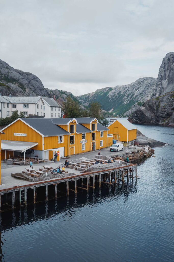 Gele huisjes in de haven in Nusfjord in Lofoten