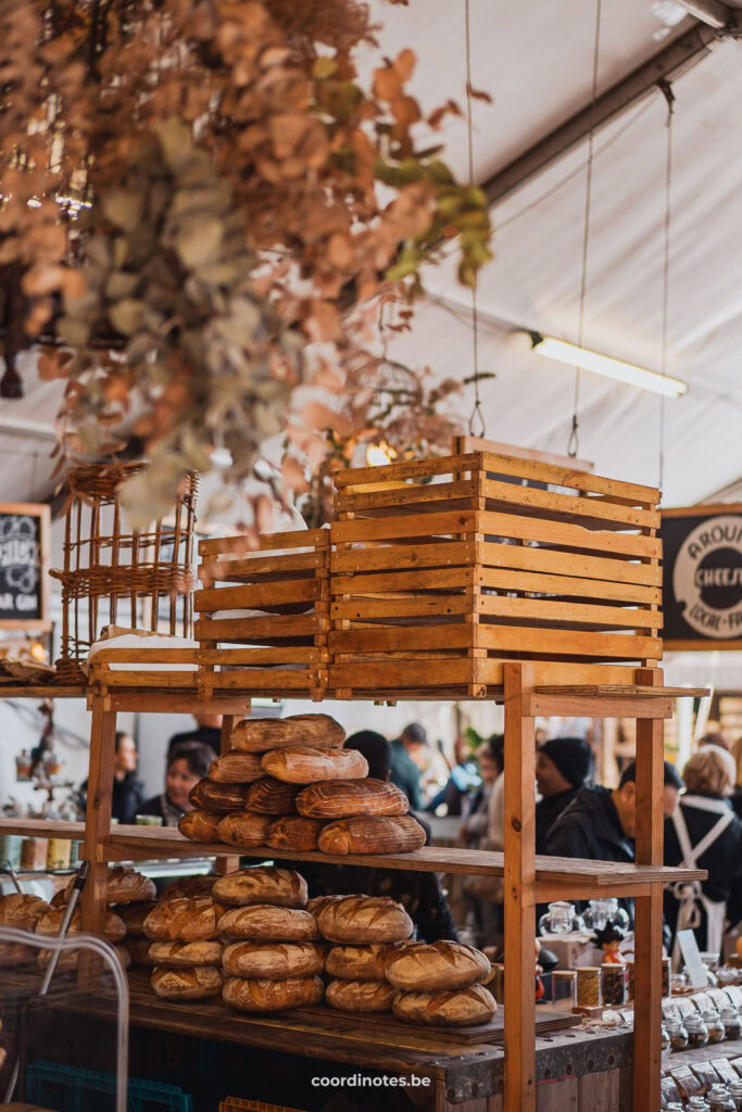 Een houten rek met brood op Oranjezicht market