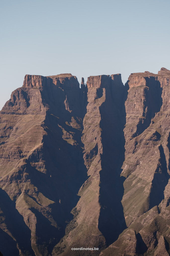 Het uitzicht op de bergflank van een ruige berg in de Drakensberg