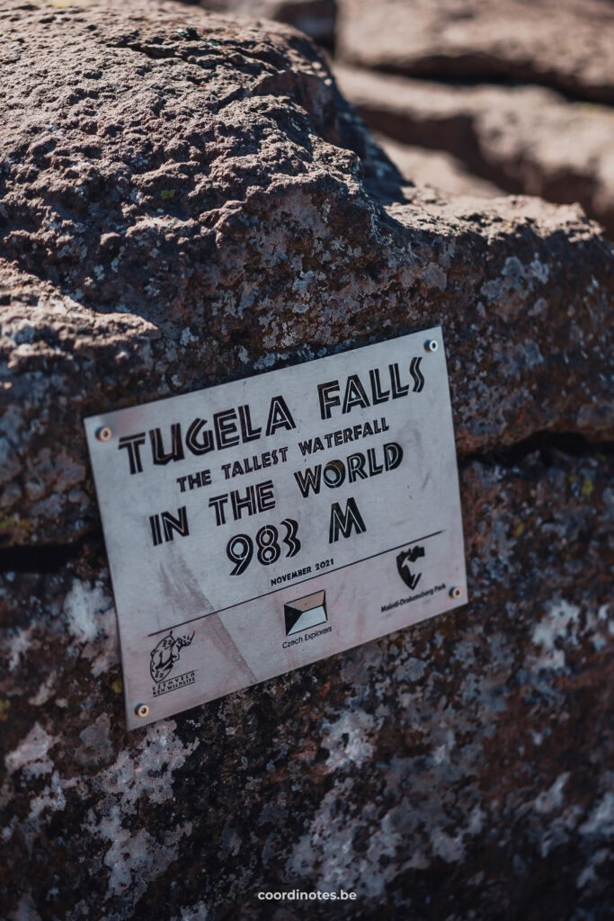 Een bordje waarop staat dat de Tugela Falls de hoogste waterval ter wereld is met 983 m