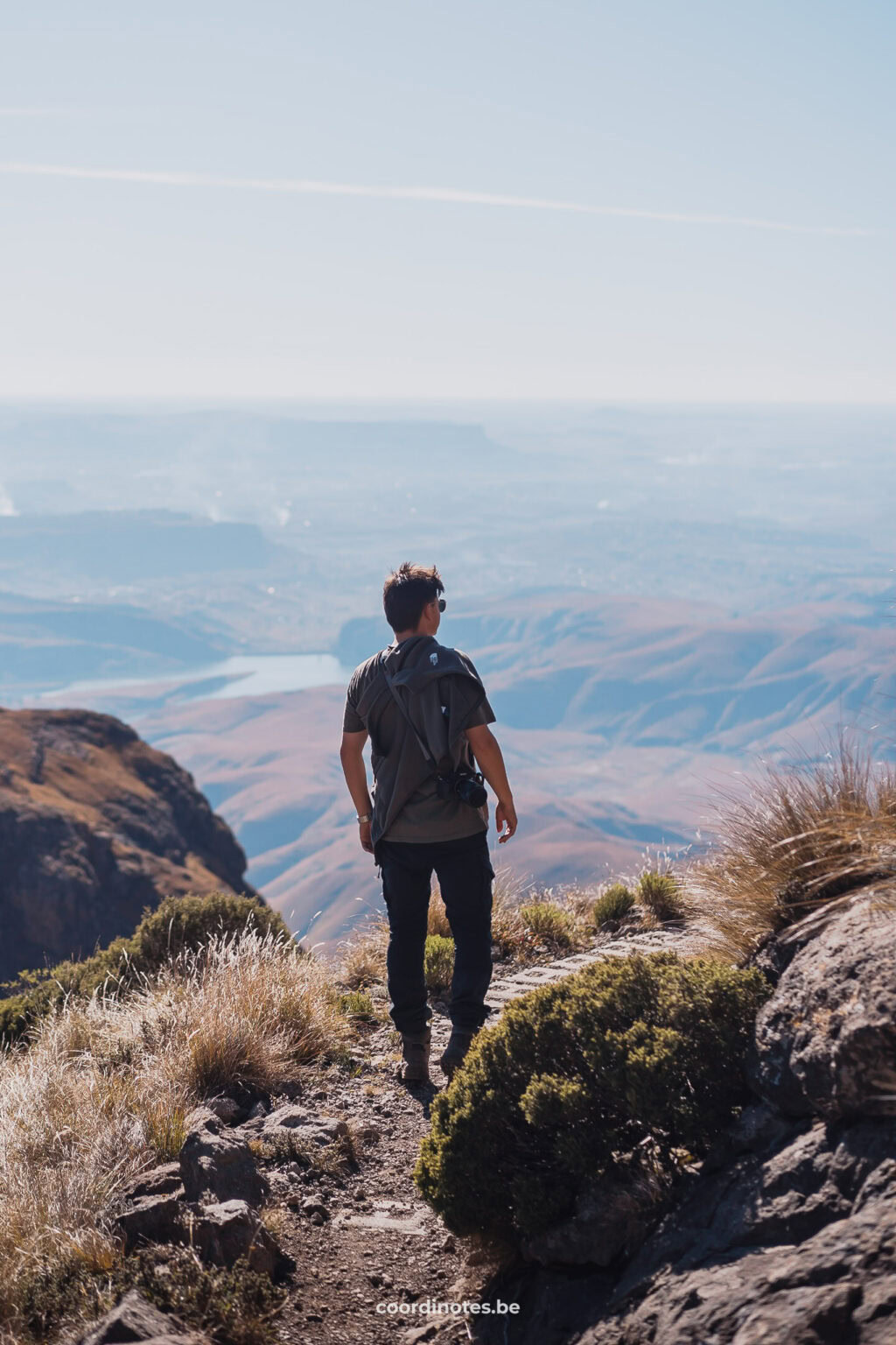 Cédric op het pad naar de Tugela Falls met een wijds uitzicht in de achtergrond