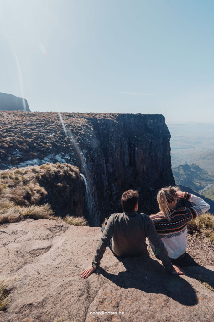 Wij die zitten op de top van het Drakensberg amphitheater met de Tugela falls in de achtergrond