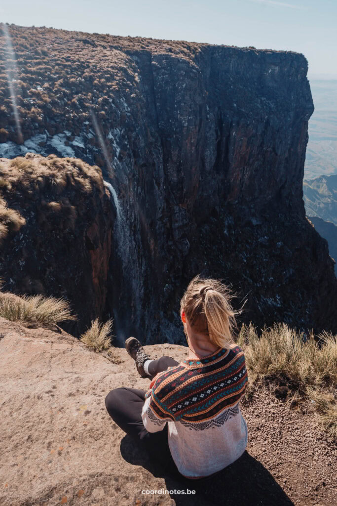 Sarah die kijkt naar de Tugela Falls van boven op de berg