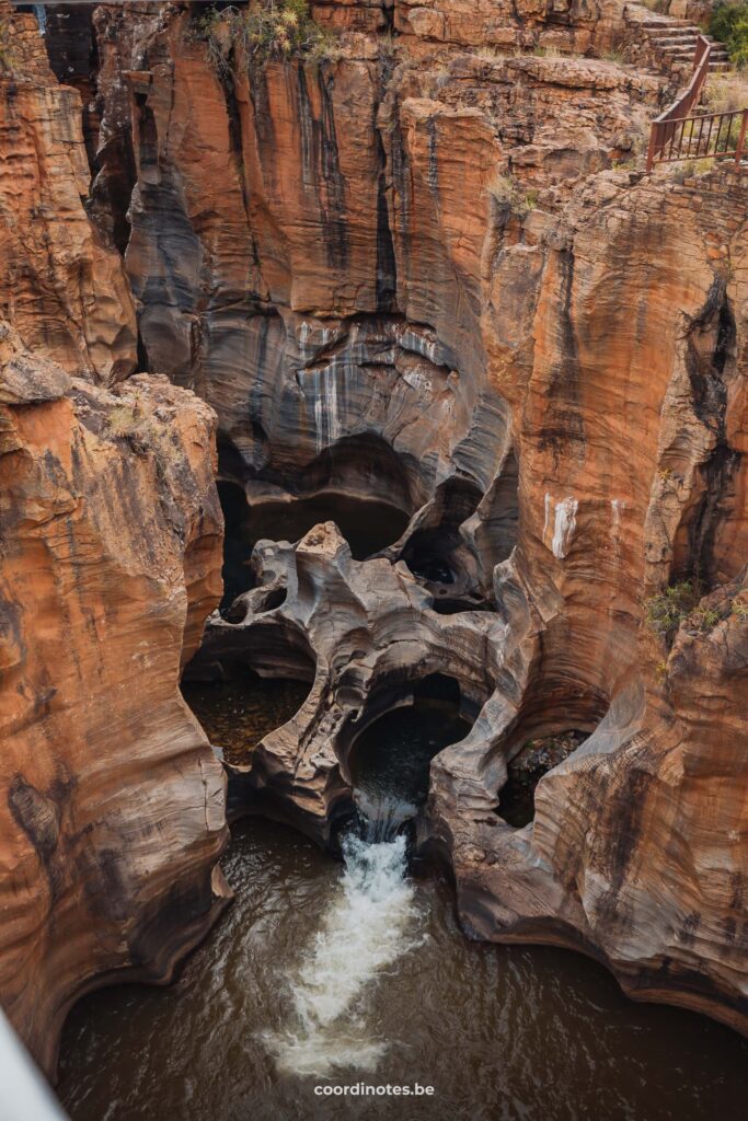 Cylindervormige gaten in de oranje rotsen bij Bourke's Luck Potholes die zijn ontstaan door het water dat er langs stroomt.