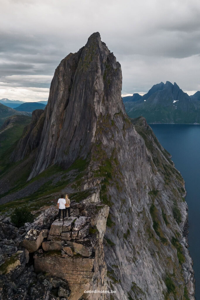 Wij op de bergkam van Hesten met het zicht op de Segla bergpiek op Senja