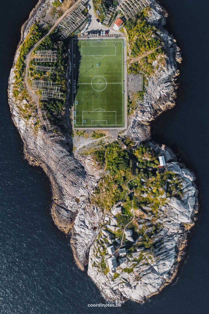 Het zicht van bovenaf op een voetbalveld gelegen op een eiland in de zee in Henningsvaer in Lofoten, Norway