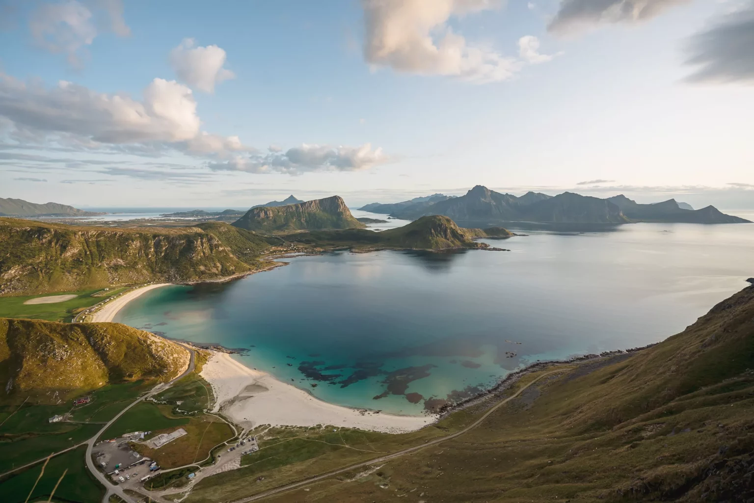 Het uitzicht vanaf Mannen op het strand van Haukland en de zee, omgeving door bergen